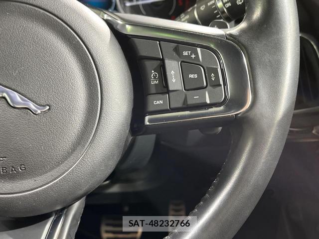 Jaguar E-PACE 2018-08 7798996-6