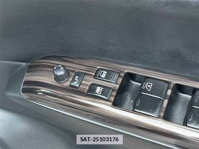 Nissan ELGRAND 2015-06 7797819-11