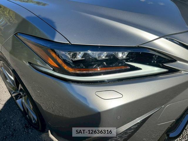 Lexus ES 2018-10 7794335-11