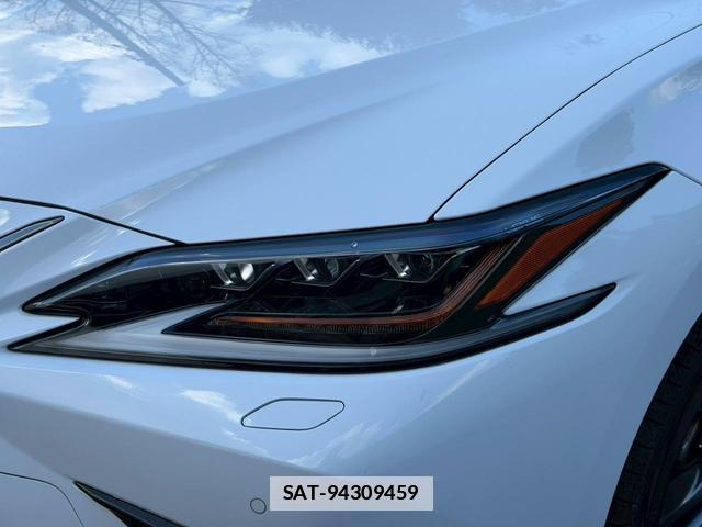 Lexus ES 2019-02 7794357-15