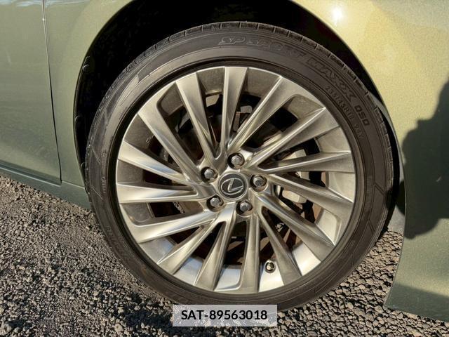 Lexus ES 2019-04 7794421-14