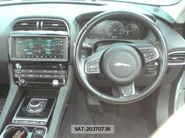 Jaguar F-PACE 2016-09 7795192-6