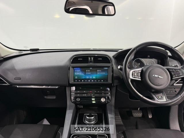 Jaguar F-PACE 2017-06 7795498-1