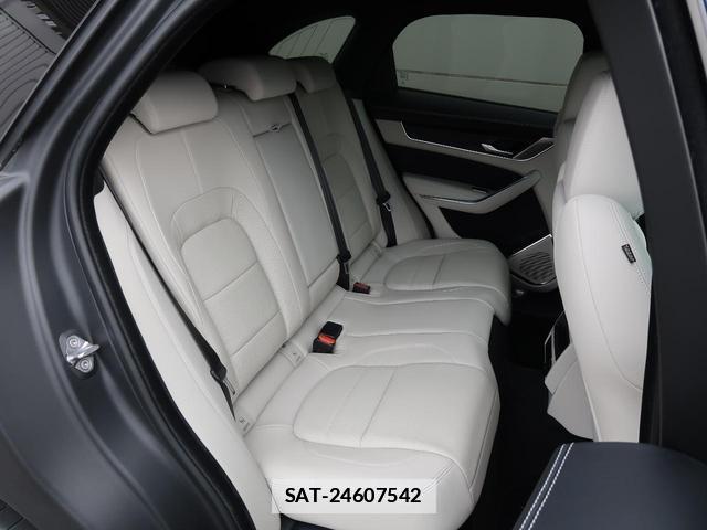 Jaguar F-PACE 2022-11 7799088-17