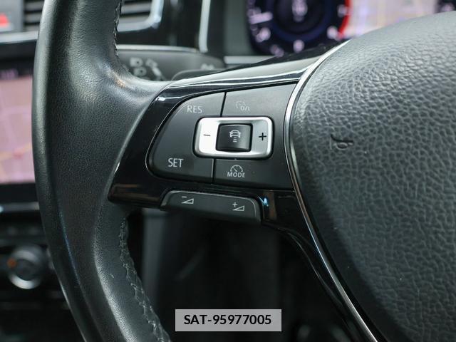 VolksWagen GOLF 2018-03 7794318-19