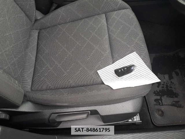VolksWagen GOLF 2022-04 7810954-6