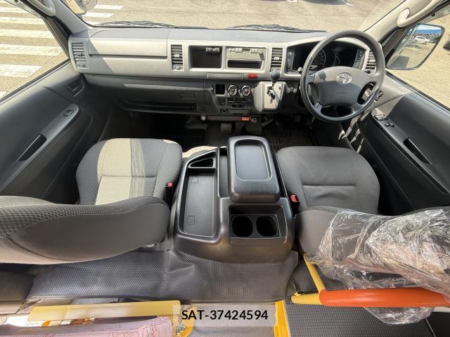 Toyota HIACE COMMUTER 2013-03 7800904-17