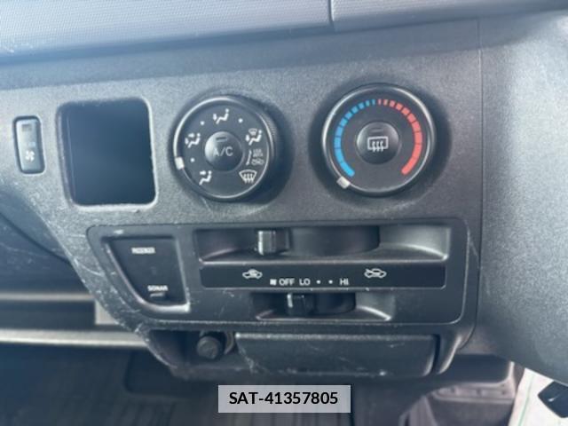 Toyota HIACE COMMUTER 2012-03 7804933-13
