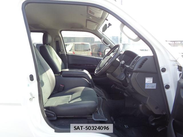 Toyota HIACE VAN 2015-04 7792998-11