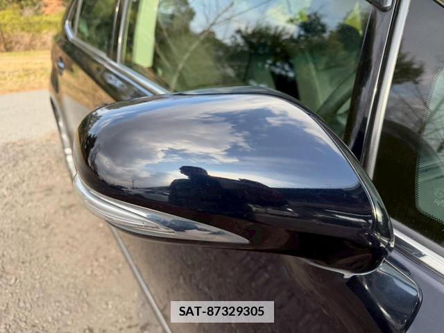 Lexus HS 2012-11 7794363-15