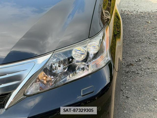 Lexus HS 2012-11 7794363-3