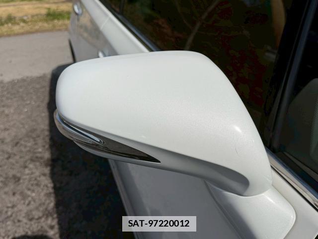 Lexus HS 2013-02 7794376-13