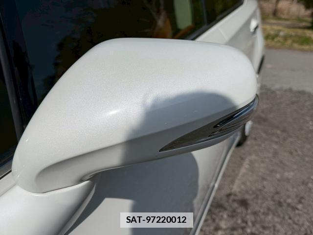 Lexus HS 2013-02 7794376-4