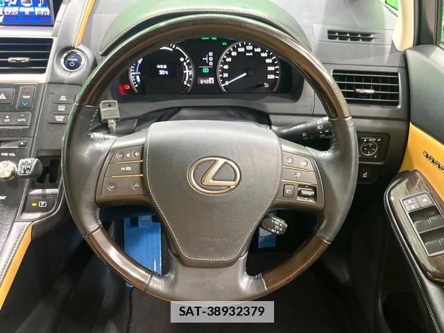 Lexus HS 2013-03 7798436-12