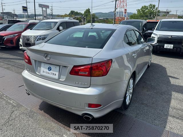 Lexus IS 2005-12 7801670-11