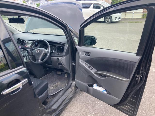 Toyota ISIS 2010-08 7793333-15