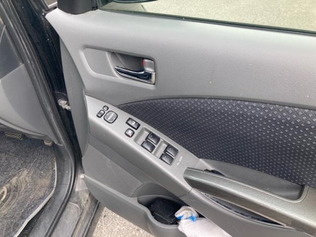 Toyota ISIS 2010-08 7793333-16