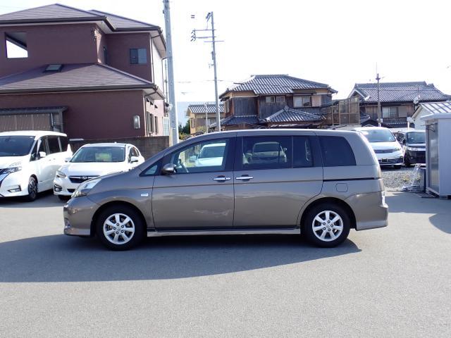 Toyota ISIS 2011-07 7796067-10