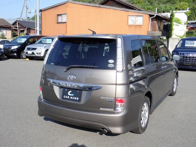 Toyota ISIS 2011-07 7796067-13