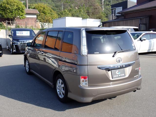 Toyota ISIS 2011-07 7796067-14