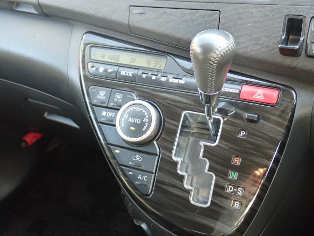 Toyota ISIS 2011-07 7796067-15