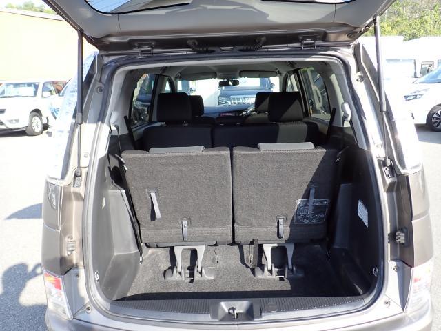 Toyota ISIS 2011-07 7796067-18