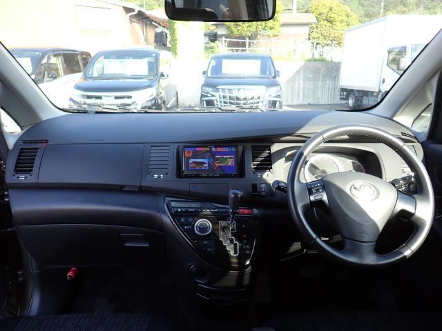 Toyota ISIS 2011-07 7796067-2