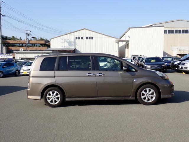 Toyota ISIS 2011-07 7796067-3
