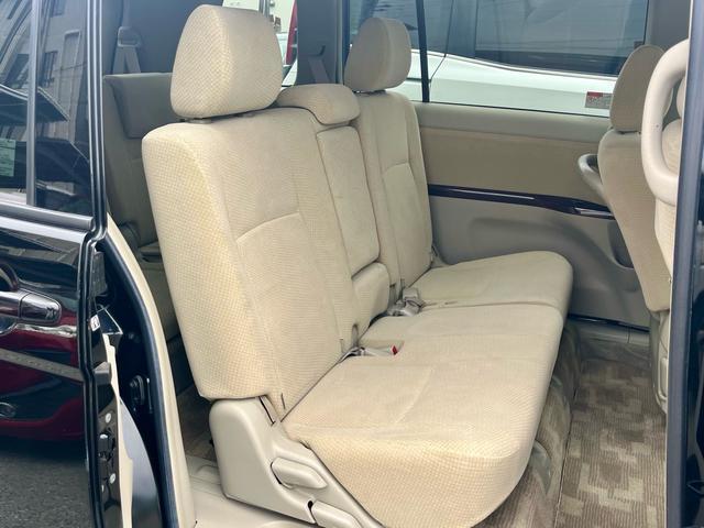 Toyota ISIS 2016-08 7798453-11