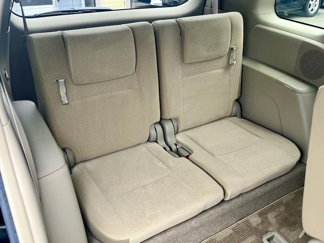 Toyota ISIS 2016-08 7798453-12