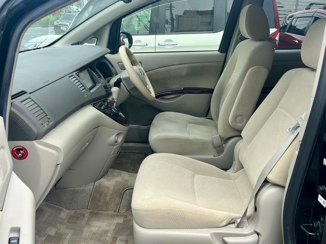 Toyota ISIS 2016-08 7798453-13