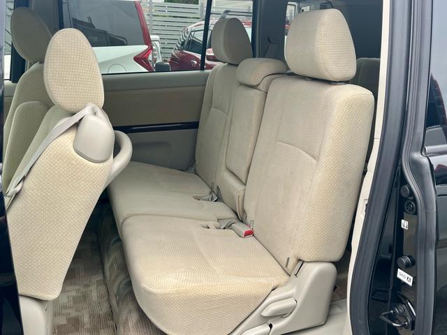 Toyota ISIS 2016-08 7798453-14