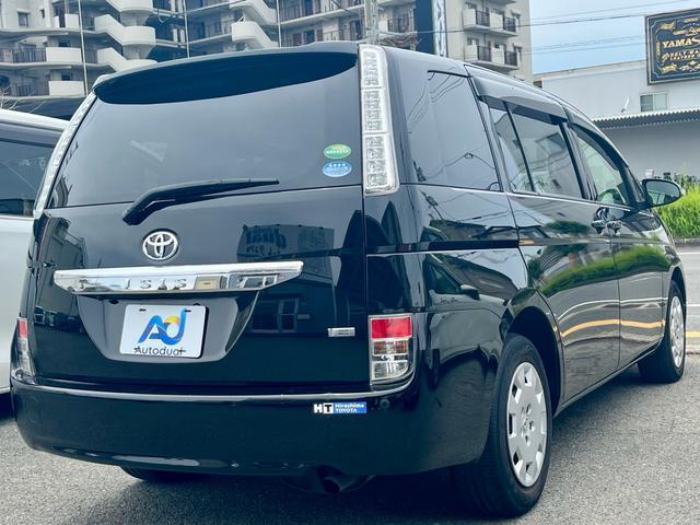 Toyota ISIS 2016-08 7798453-2