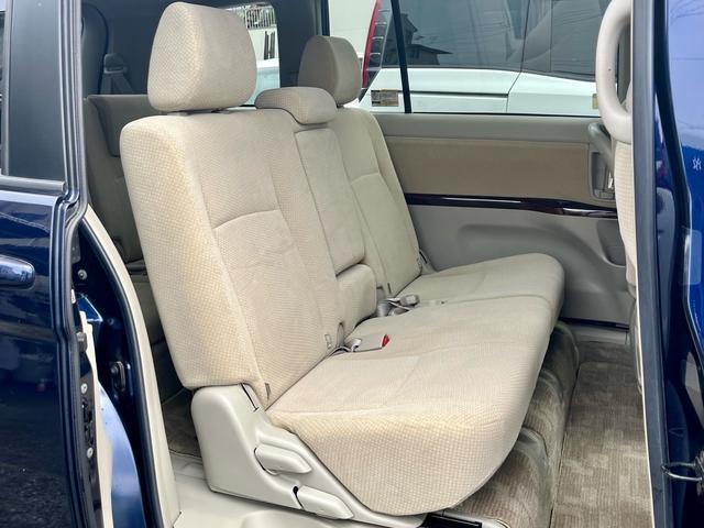 Toyota ISIS 2015-07 7798456-12