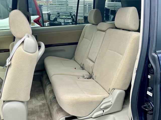 Toyota ISIS 2015-07 7798456-18