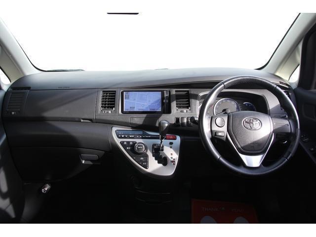 Toyota ISIS 2013-10 7798492-1