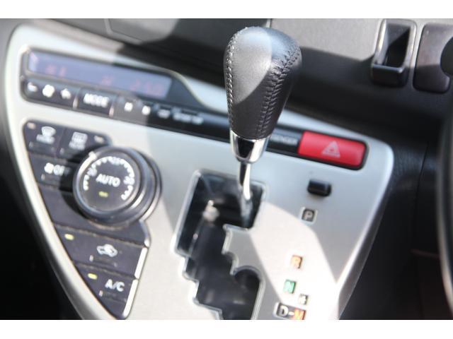 Toyota ISIS 2013-10 7798492-14