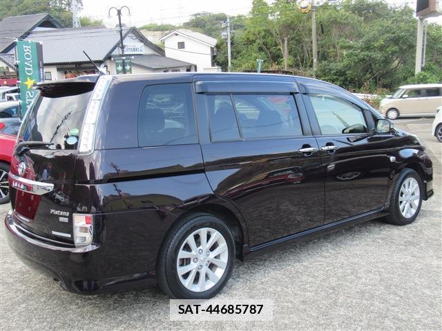 Toyota ISIS 2013-09 7802676-1