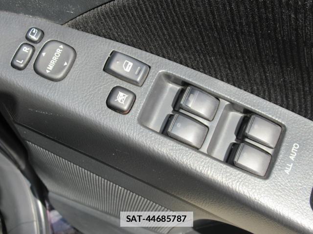 Toyota ISIS 2013-09 7802676-11