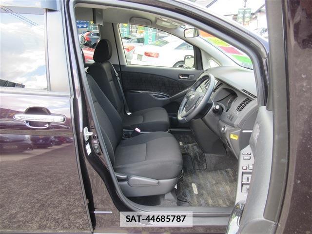 Toyota ISIS 2013-09 7802676-15
