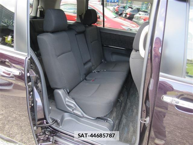 Toyota ISIS 2013-09 7802676-16