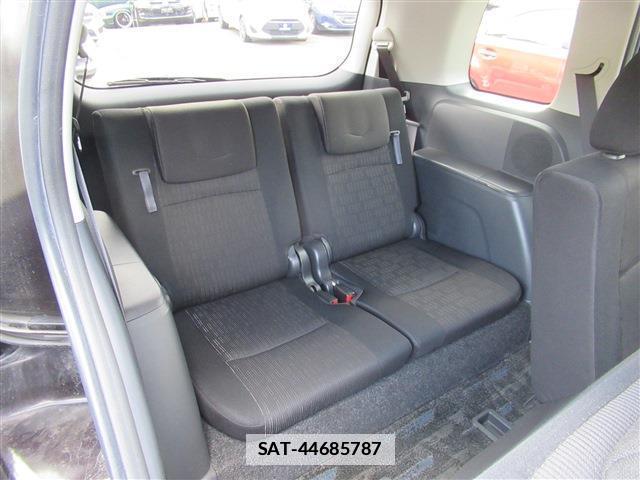 Toyota ISIS 2013-09 7802676-17