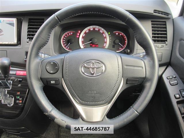 Toyota ISIS 2013-09 7802676-4