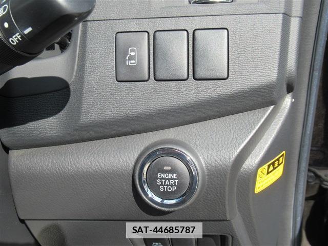 Toyota ISIS 2013-09 7802676-6