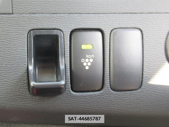 Toyota ISIS 2013-09 7802676-7