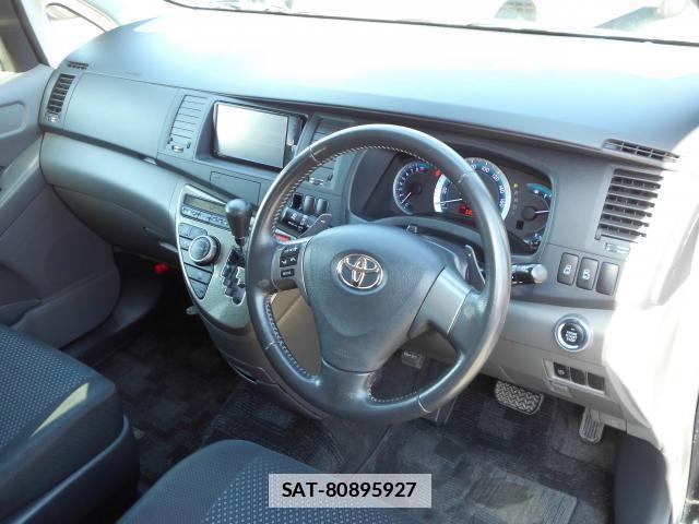 Toyota ISIS 2010-10 7804369-16