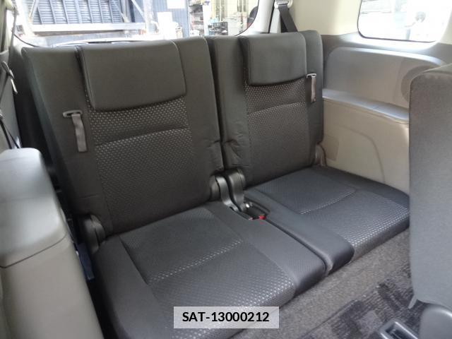 Toyota ISIS 2010-03 7805177-12
