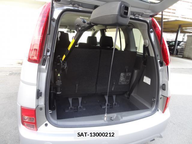 Toyota ISIS 2010-03 7805177-13
