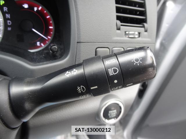 Toyota ISIS 2010-03 7805177-16