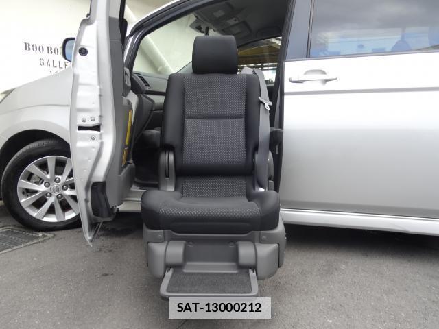 Toyota ISIS 2010-03 7805177-4